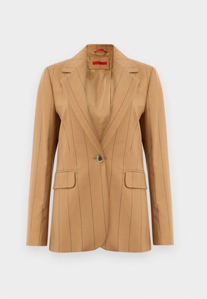 Blazer bege com riscas verticais castanhas, fecho de um botão, lapelas recortadas e dois bolsos frontais. Tecido suave com um corte ajustado.