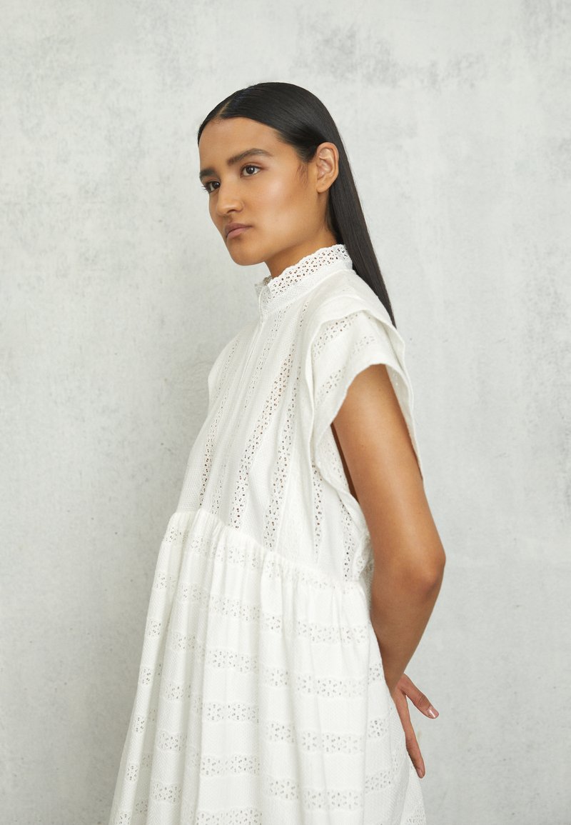 Damen Bekleidung | Claudie Pierlot RUSSEBIS Freizeitkleid ecru/offwhite - LG68481 Damen Bekleidung | Claudie Pierlot RUSSEBIS Freizeitkleid ecru/offwhite - LG68481
