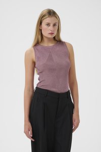 Ribota, bez piedurknēm, gaiši purpurvena blūze, apvienota ar augsta vidukļa melnām biksēm. Gluda tekstūra ar pieguļošu siluetu un apaļu dekoltē.