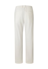 Białe spodnie o prostych nogawkach z teksturowanej tkaniny. Posiadają elastyczną talię oraz dwie tylne kieszenie. Brak widocznych zapięć czy ozdób.