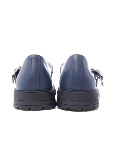 Scarpe in pelle blu navy con materiale testurizzato, tacco basso e suola robusta in gomma nera. Caratteristiche includono un accento a fiocco sul lato.