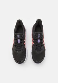Chaussures de sport noires avec une tige en maille, accents rose et violet, design à lacets, et semelle blanche, présentant un bout arrondi et un col rembourré.