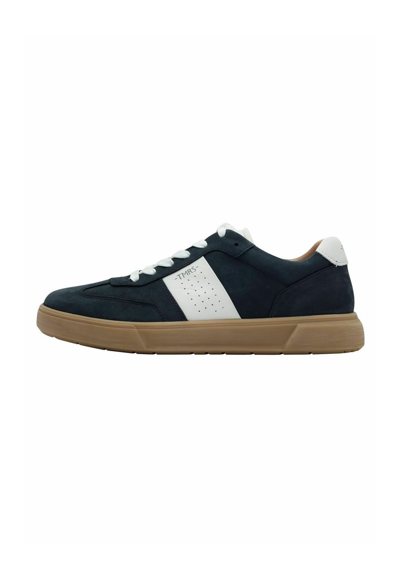 Sneakers con una toma in suede blu navy e dettagli in pelle bianca, design con punta rotonda, lacci bianchi e suola in gomma beige.