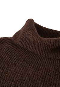 Maglione a collo alto marrone a coste con un tessuto morbido e texture. Presenta un colletto alto e motivi a maglia verticali distribuiti uniformemente.