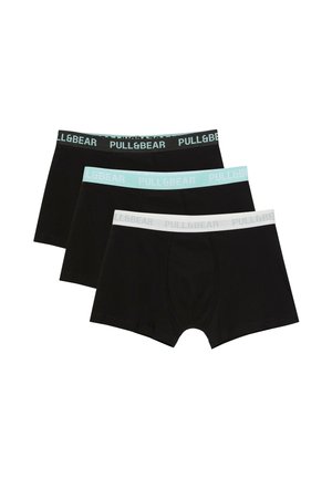 Trois paires de boxers noirs avec des ceintures élastiques en noir, bleu clair et blanc, chacune arborant le nom de la marque Pull&Bear.