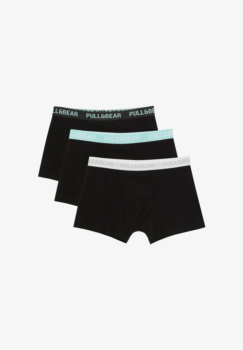 Trois paires de boxers noirs avec des ceintures élastiques en noir, bleu clair et blanc, chacune arborant le nom de la marque Pull&Bear.