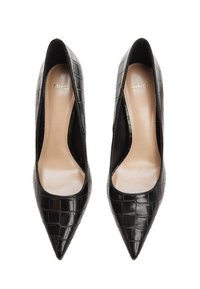 Talons hauts en cuir verni noir avec un bout pointu, présentant une texture crocodile et une doublure beige lisse à l'intérieur.