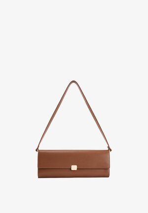 Bolso de hombro rectangular de cuero marrón con una solapa delgada y un pequeño cierre cuadrado dorado en el centro.