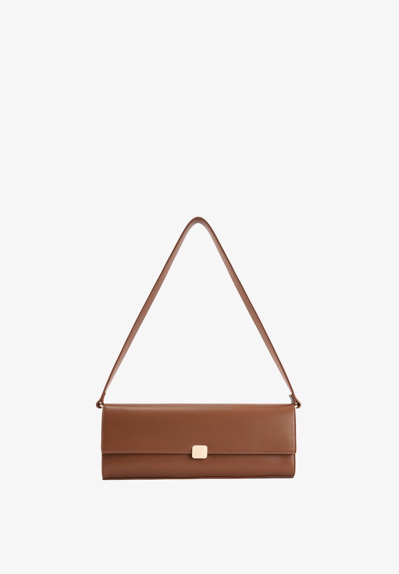 Rechthoekige bruine leren schoudertas met een slanke flap en een kleine vierkante gouden sluiting in het midden.
