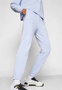 Under Armour RIVAL TERRY JOGGER  - Träningsbyxor - celeste/white