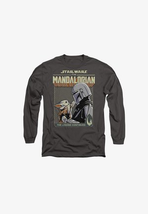 Langärmliges graues Shirt mit Grafik von "The Mandalorian", das eine Figur mit Helm und ein Wesen in einem stilisierten Comic-Design zeigt.