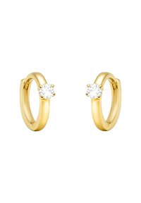 Guldörhängen i hoops med polerad yta och en genomskinlig rund ädelstensdekoration på varje öra. Slät, cirkulär design.
