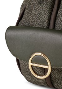Borsa a tracolla di colore verde scuro e marrone con motivo, dotata di una patta liscia e di una chiusura circolare dorata incisa con il nome del marchio "Borbonese".