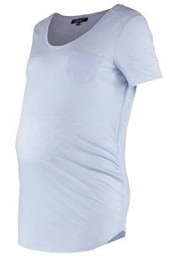 Hellblaues Umstandsshirt mit U-Ausschnitt, kurzen Ärmeln und einer Brusttasche; hat seitliche Raffungen für eine bequeme Passform.