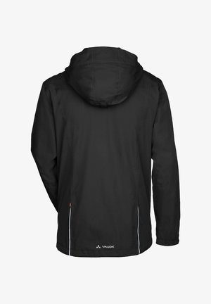 Veste imperméable noire avec capuche, poignets élastiques et coutures d'accentuation blanches. Présente un logo dans le bas du dos et un design minimaliste.