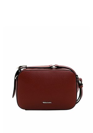 Rechthoekige donkerrode leren crossbodytas met gestructureerd oppervlak, zilveren ritssluiting, verstelbare schouderriem en klein metalen merkembleem aan de voorkant.