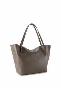 Bolso tote de cuero en un suave tono topo. Cuenta con dos asas largas, una parte superior abierta y una superficie texturizada para mayor interés. Diseño espacioso y versátil.