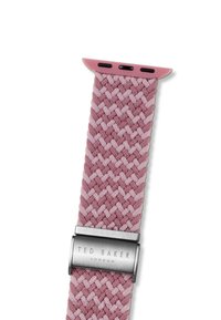Correa de reloj de tejido rosa con un patrón de chevron, que cuenta con un cierre de metal plateado grabado con "TED BAKER LONDON". Textura suave.