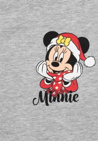 Tessuto grigio con un topo dei cartoni animati in un costume di Babbo Natale rosso e bianco, con un fiocco giallo, motivo di fiocchi di neve e il testo "Minnie."