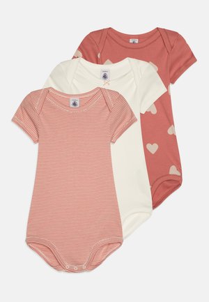 Tres bodies de manga corta en tonos de coral y crema, con rayas, color sólido y estampados de corazones. Tejido de algodón suave.
