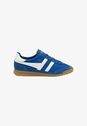 Sneaker atletiche blu con strisce bianche, in materiali scamosciati e tessili, punta arrotondata e suola in gomma. Caratterizzate dal logo del marchio sulla linguetta.