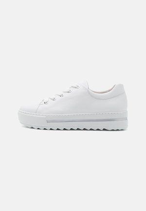 Witte lederen sneaker met een ronde neus, zilveren accenten, zes veteroogjes en een geribbelde rubberen zool. Heeft een plat, gevoerd platformontwerp.