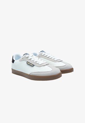 Witte sneakers met grijze accenten, bovenwerk van gestructureerd leer, platte veters en een bruine rubberen zool; heeft een logo aan de zijkant.