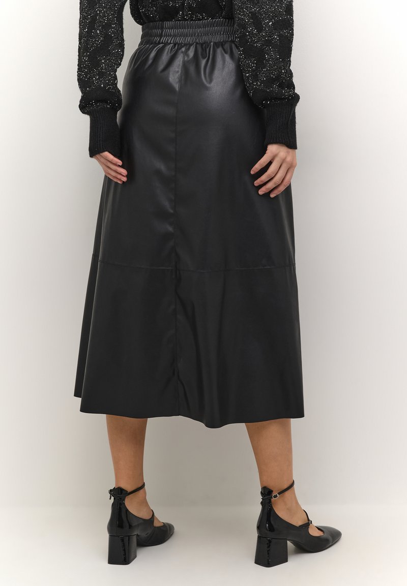 Zwarte faux leren midirok met een elastische tailleband, met een uitlopende stijl en zichtbare stikdetails aan de achterkant.