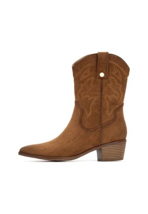 Botas de tobillo de ante marrón con puntera afilada, costuras decorativas, tirador lateral y un tacón bajo apilado.