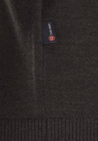 Dunkelbrauner gestrickter Pullover mit geripptem Saum. Verfügt über ein kleines "CLUB of GENTS"-Label an der Seite. Weiche Textur mit dezentem Muster.