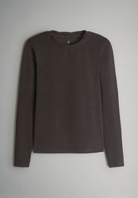 Tumši brūns, garās piedurknes, apaļā kakla krekls novietots uz gaiši pelēka fona, izmērs vidējs, minimālisma dizains bez redzamām rakstu detaļām.