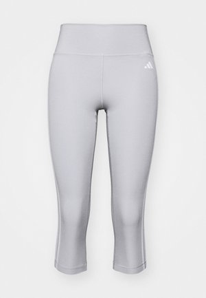 Leggings capri grigio chiaro realizzati in un tessuto morbido e elasticizzato. Presentano una cintura ampia e un piccolo logo sul lato sinistro.
