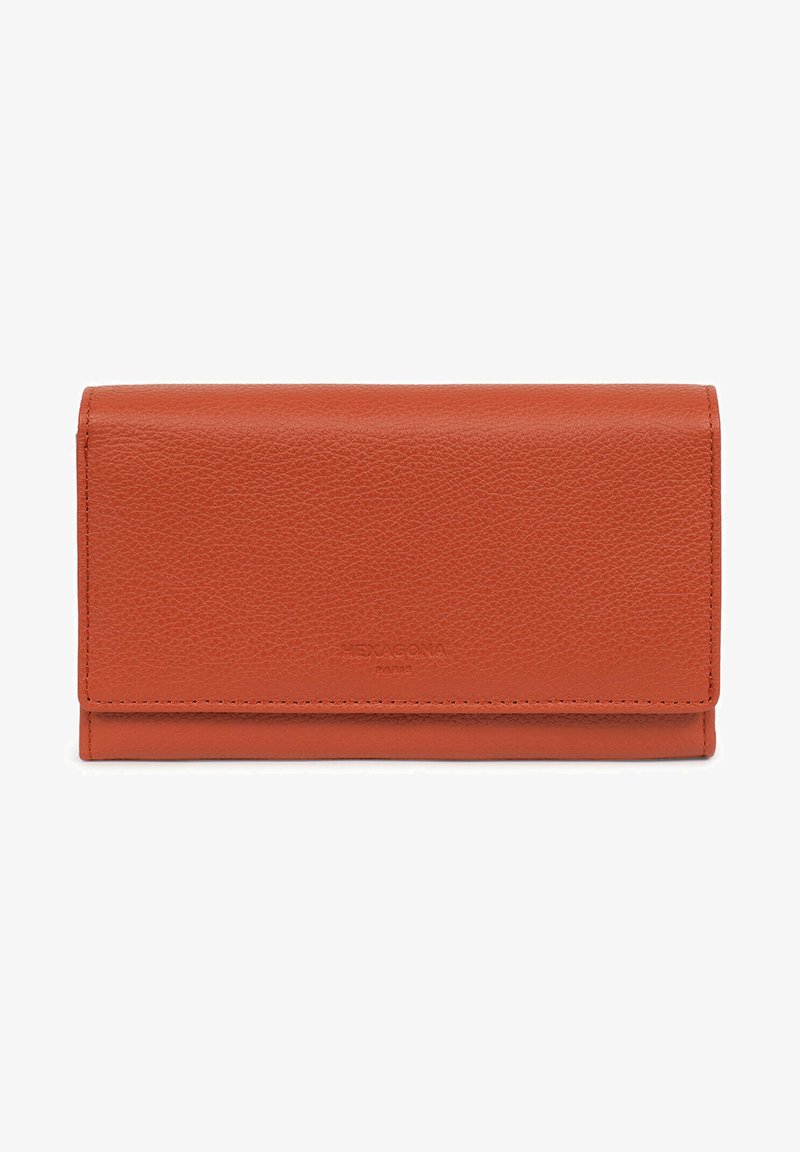Oranje leren portemonnee met een gepolijst textuur, vouwontwerp en een ingedrukte merknaam gecentreerd aan de onderkant.
