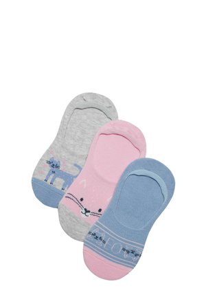 Tres pares de calcetines bajos: grises con un gráfico de gato, rosas con rasgos faciales y azules a rayas. Tejido suave, en varios colores pastel.