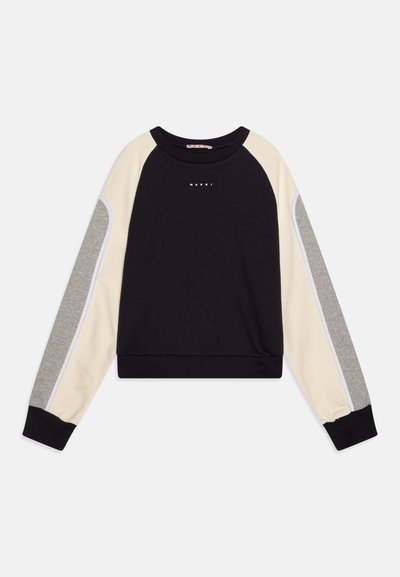 Schwarzer Sweatshirt mit kontrastierenden cremefarbenen und grauen Raglanärmeln. Verfügt über einen runden Halsausschnitt und ein weißes Logo auf der Brust. Weicher Baumwollstoff.