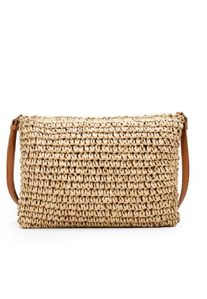 Sac en bandoulière en paille tissée avec une sangle en cuir marron ; forme rectangulaire ; surface texturée ; couleur naturelle avec un motif serré.