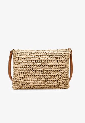 Bolso de paja trenzada tipo bandolera con una correa de cuero marrón; forma rectangular; superficie texturizada; color natural con un patrón de tejido ajustado.