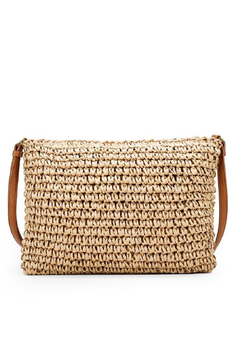 Borsa a tracolla intrecciata in paglia con una tracolla in pelle color cammello; forma rettangolare; superficie texturizzata; colore naturale con un motivo a trama fitta.