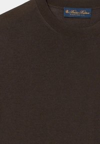 Maglione a girocollo di colore marrone scuro realizzato in tessuto liscio. Presenta un colletto a coste e un'etichetta con sfondo blu e testo dorato.