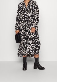 Vero Moda Curve Sukienka koszulowa