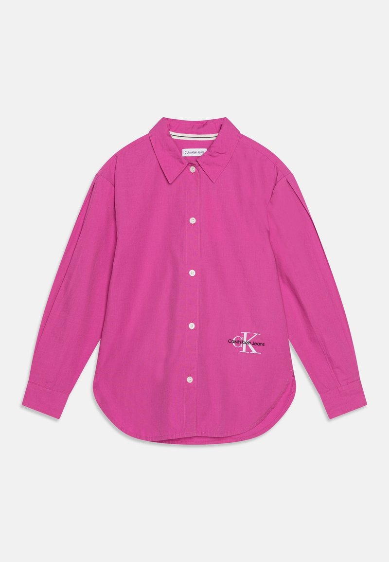 Chemise rose vif à manches longues, à boutons, avec col, boutons blancs et petit logo Calvin Klein Jeans en bas à droite à l'avant.