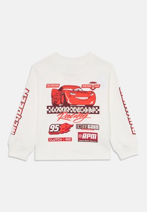 Biała, długosleeve koszulka z dużą grafiką Czerwonego McQueena, logo wyścigów oraz wyróżniającym się tekstem w kolorze czerwonym i czarnym.