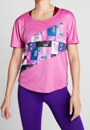 Nike Performance T-shirt con stampa - pink