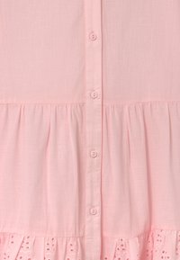 Abito button-up rosa chiaro con cintura plissettata e bordo in pizzo all'orlo. Tessuto liscio con una texture morbida e un leggero lucido.