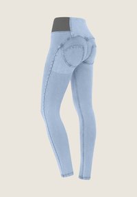 Leggings in denim bluastro chiaro con vita alta nera, design aderente, cuciture uniche sulle tasche posteriori e texture liscia e elastica.