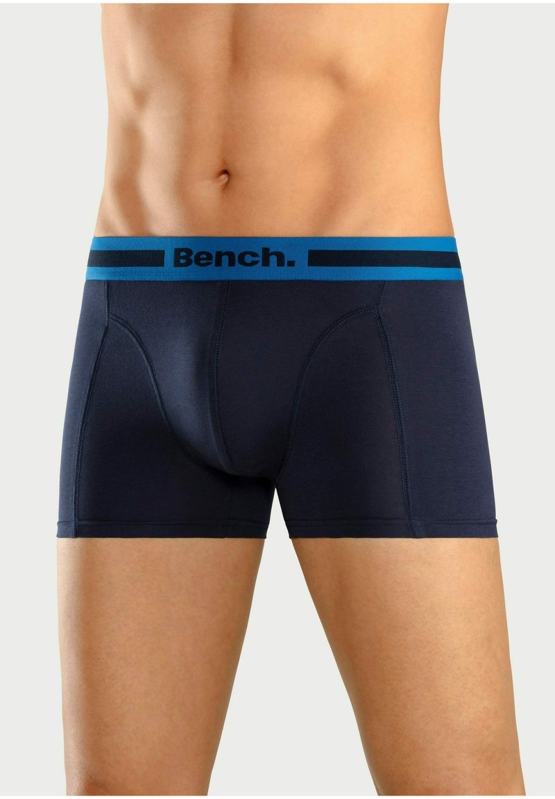 Marinefarbene Boxershorts mit einem blau-schwarzen Logo-Bund. Weicher, elastischer Stoff mit eng anliegendem Schnitt und kurzen Beinen, ausgestattet mit flachen Nähten.