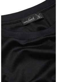 Schwarzes Baumwoll-T-Shirt mit glatter Textur, Rundhalsausschnitt und einem Etikett mit "van Laack". Der Stoff zeigt leichte Drapierung und Weichheit.