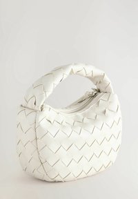 Sac à main en similicuir blanc tressé avec une poignée arrondie et une fermeture éclair. Présente une surface texturée avec des motifs en forme de losange.