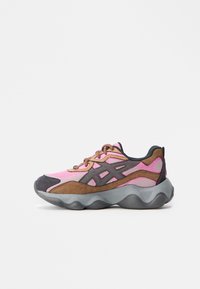 Sport shoes featuring a mix of pink mesh and brown suede, with a gray wavy sole and dark gray accents. Six eyelets with brown laces.