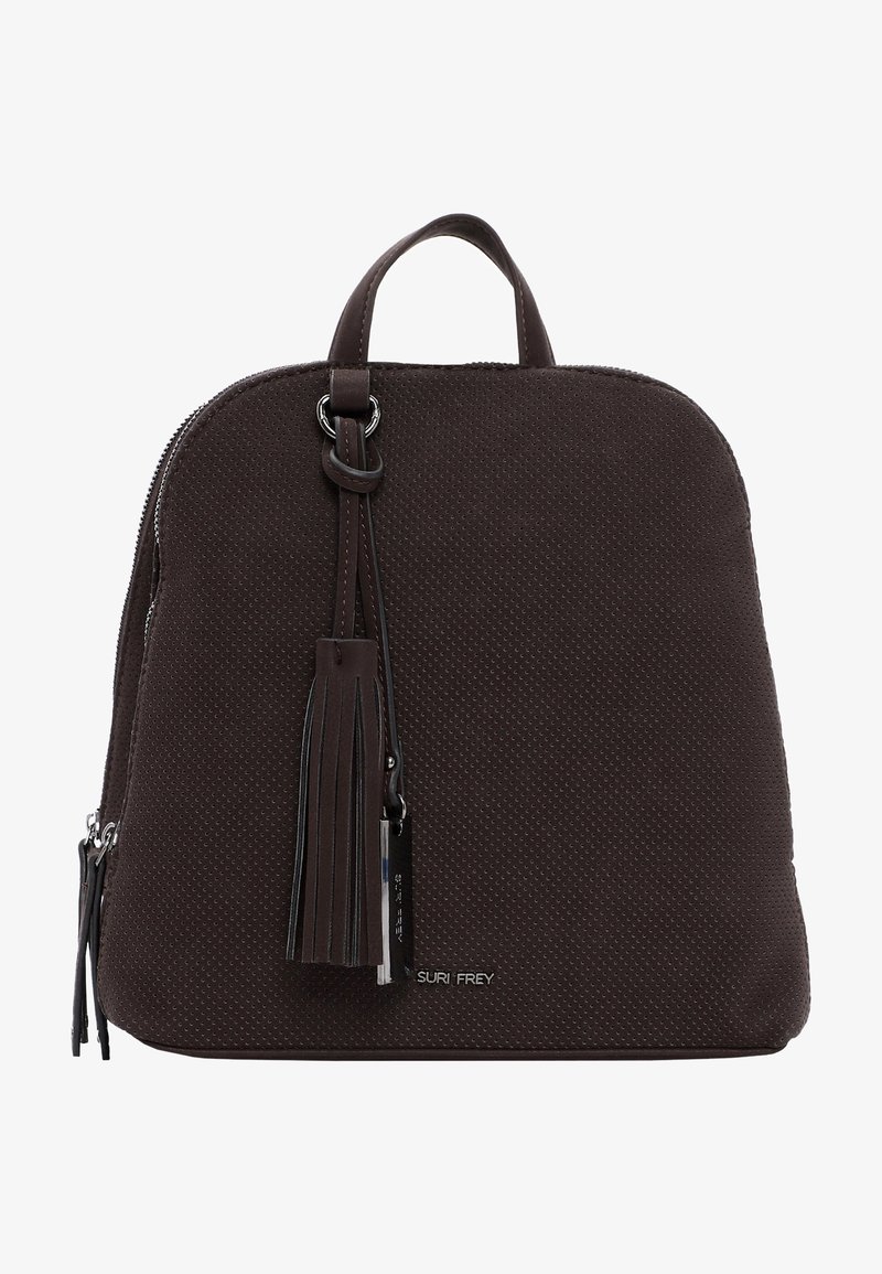 Sac à dos marron foncé texturé avec une poignée supérieure, un porte-clés pompon et un logo de marque argenté au centre inférieur avant.